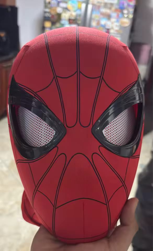 Customer photo review of Máscara Spider-Man Con Ojos Móviles