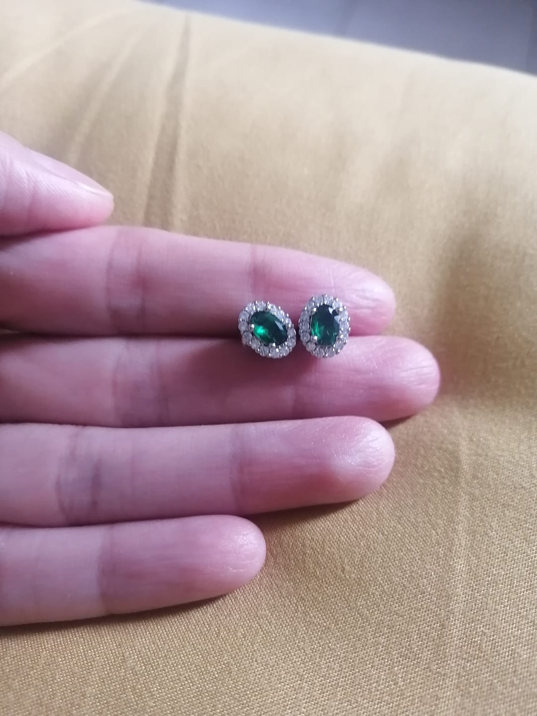 Customer photo review of Par Arete Ovalado Birthstone Plateado