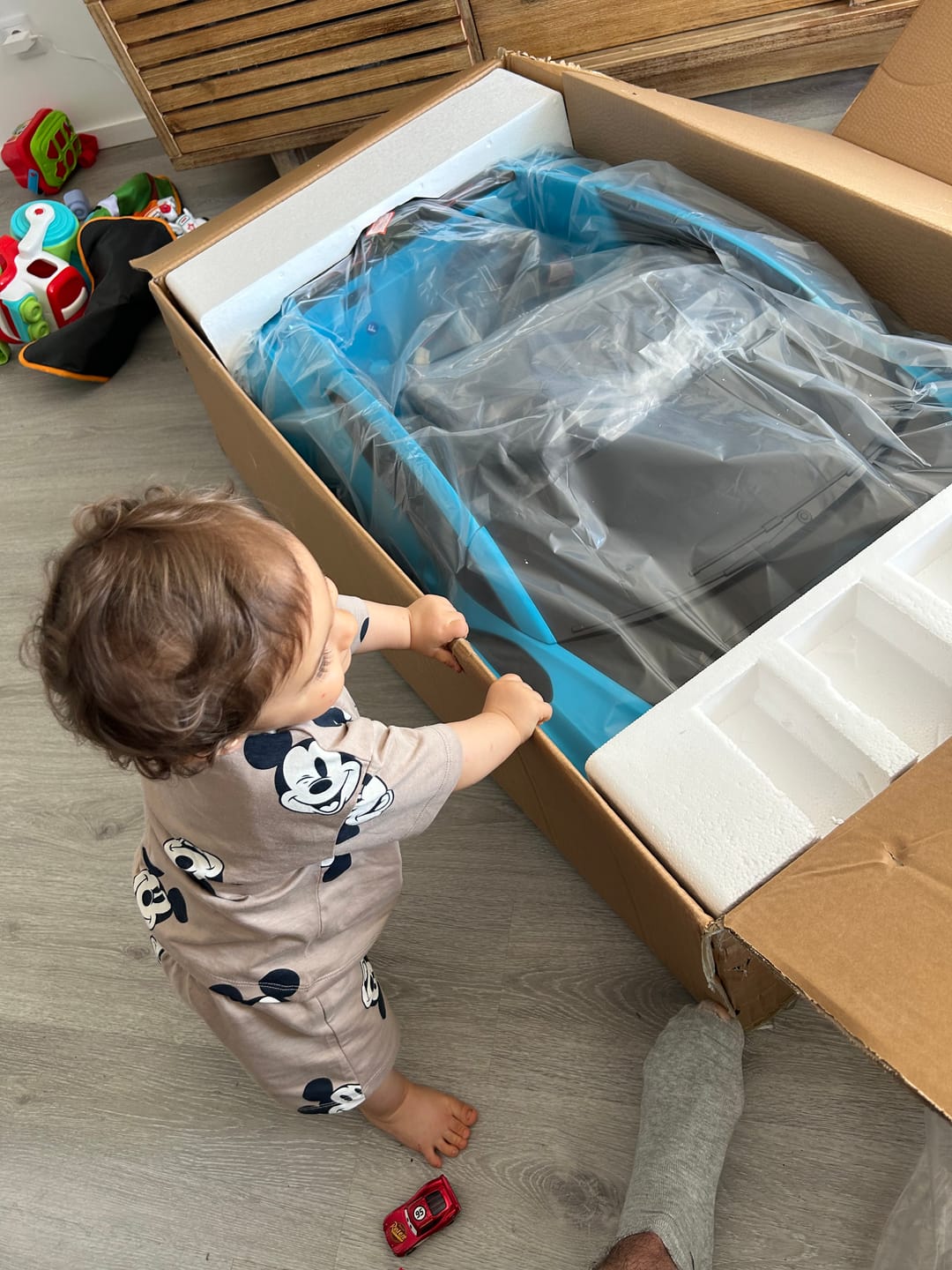 Customer photo review of Carro Elétrico para Criança LAMBORGHINI STO 12v Azul c/ RODAS DE BORRACHA & ASSENTO EM PELE