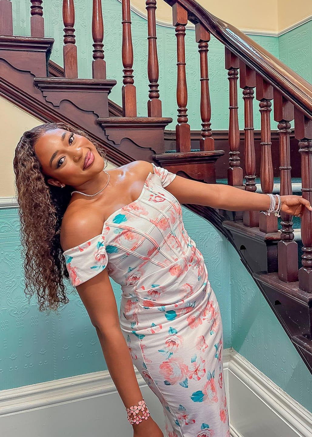Customer photo review of AlwaysAmeera Same Wavymy TikTok Viral Pre-cut Lace Wear Go Casual Blonde Highlights Water Wave Minimalist 7x5 Lace Wigs Dome Cap Glueless with Natural Hairline Wig