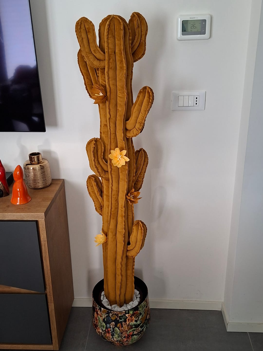 Customer photo review of Big cactus in velluto ocra/senape -  altezza 150 cm - completo di fiori (staccabili), in pronta consegna. SPEDIZIONE GRATUITA.