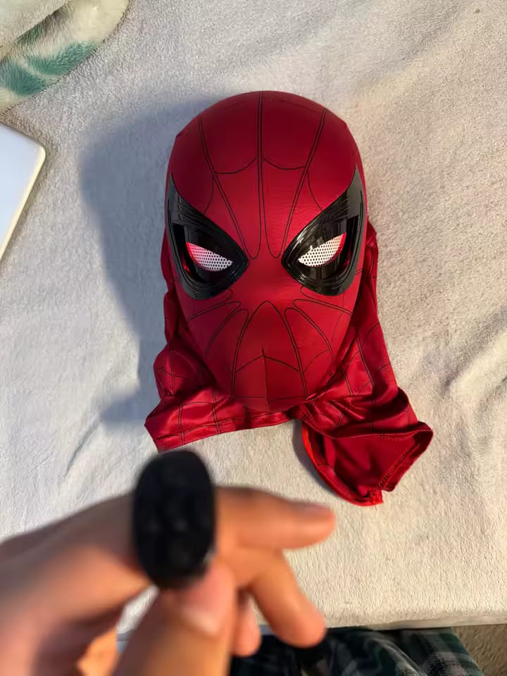Customer photo review of Máscara Spider-Man Con Ojos Móviles