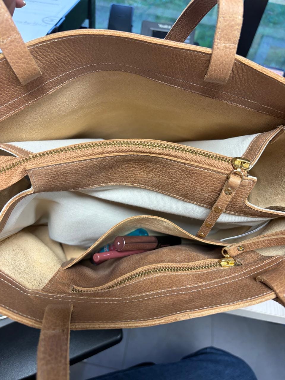 Customer photo review of Cartera de cuero modelo CLARA Tostado