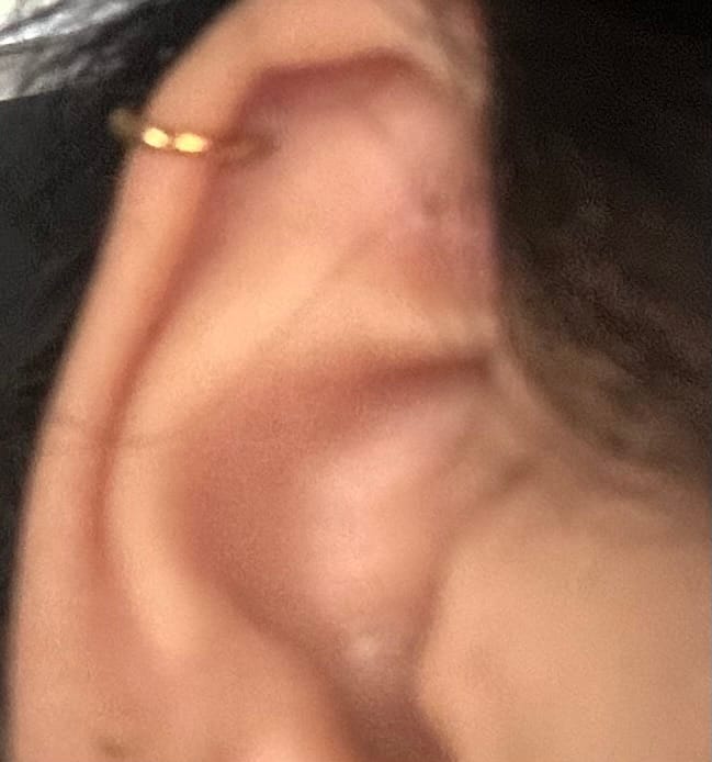 Customer photo review of Simple Pave Clicker Piercing 18K Vergoldet