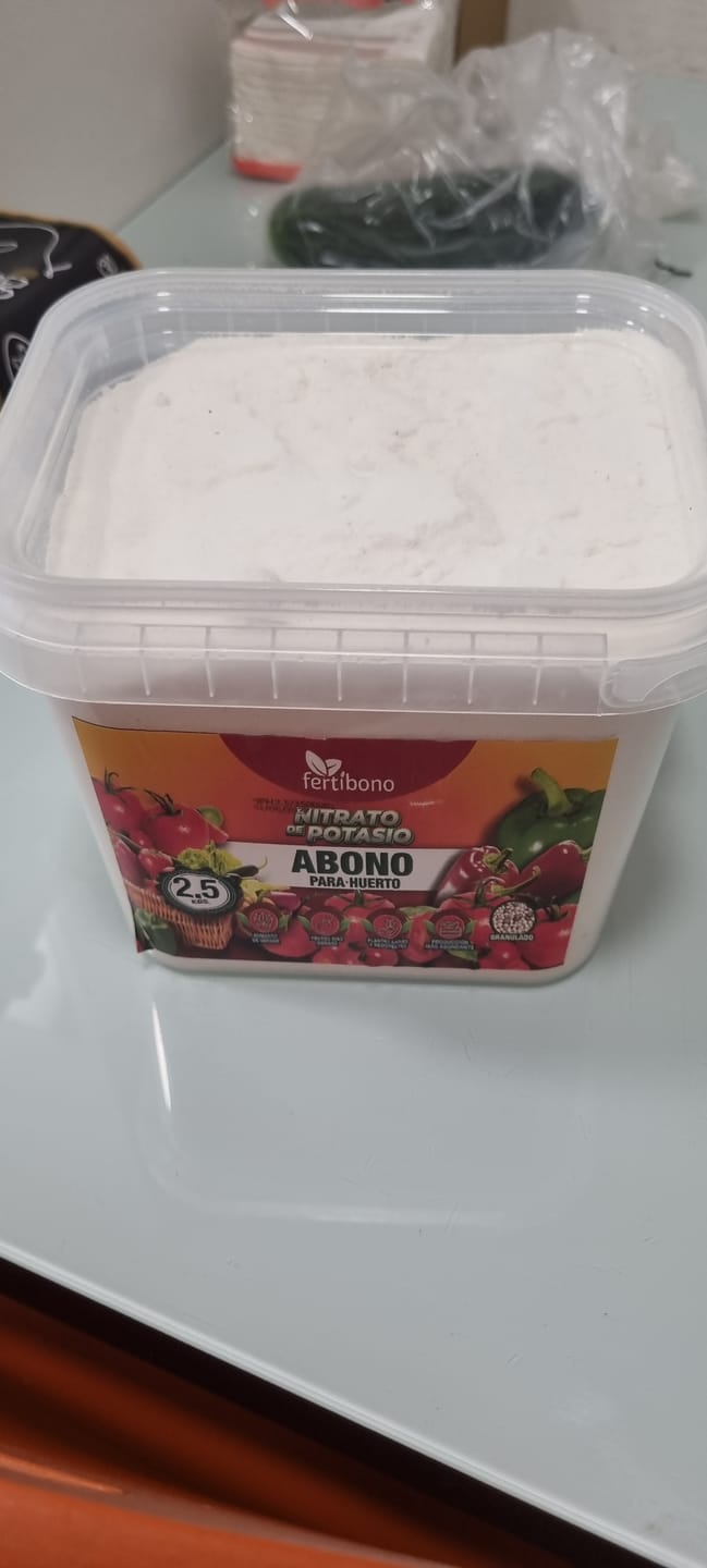 Customer photo review of FERTIBONO Nitrato de potasio,Puro (KNO3) 13-00-46, Aumenta el Tamaño y la Calidad de la Fruta, los Azúcares y el Rendimiento de los Cítricos (2,5Kg)