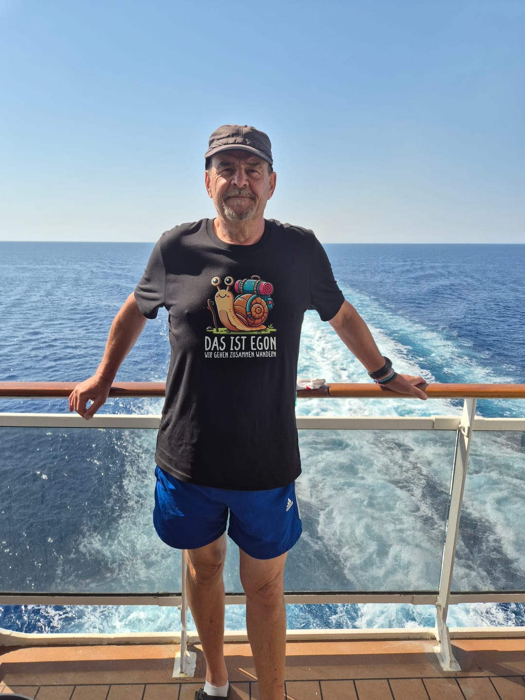 Customer photo review of EGON T-Shirt Unisex