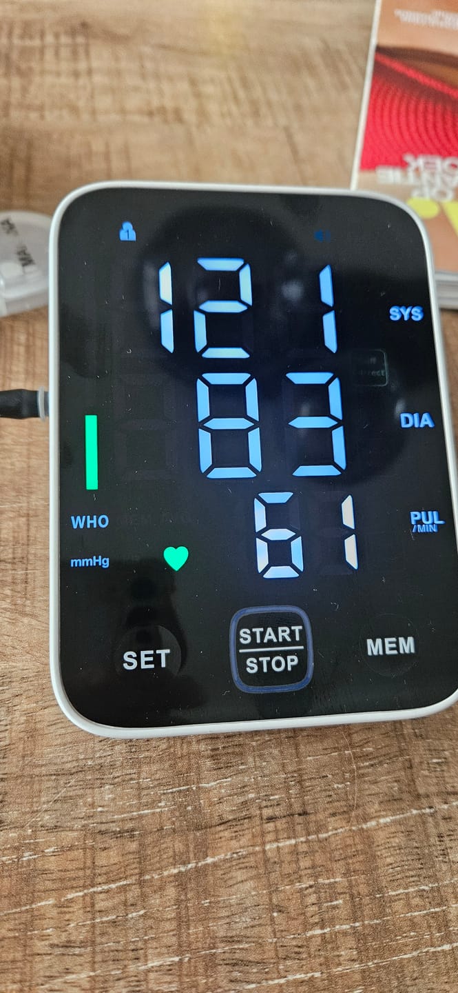 Customer photo review of Zeer nauwkeurige bovenarm bloeddrukmeter / meten via bovenarm / detectie van hartritmestoornissen / met slimme geheugenfunctie voor thuisgebruik (bloeddrukmeter)