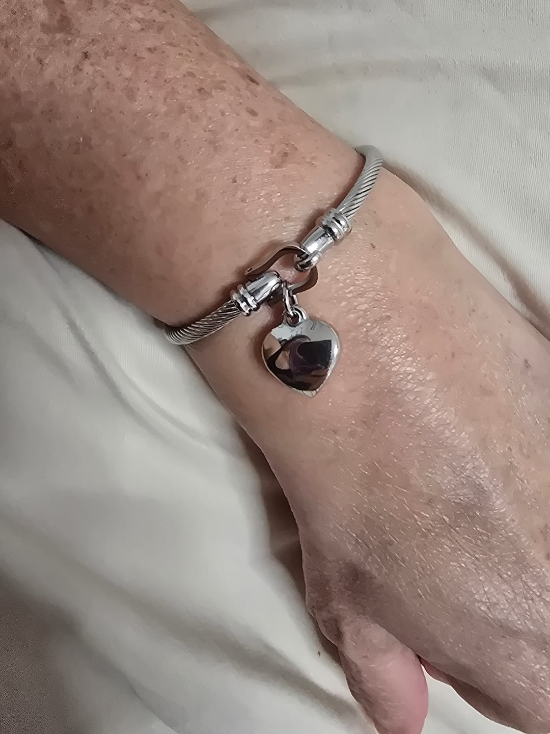 Customer photo review of Pulsera Corazón Clásico