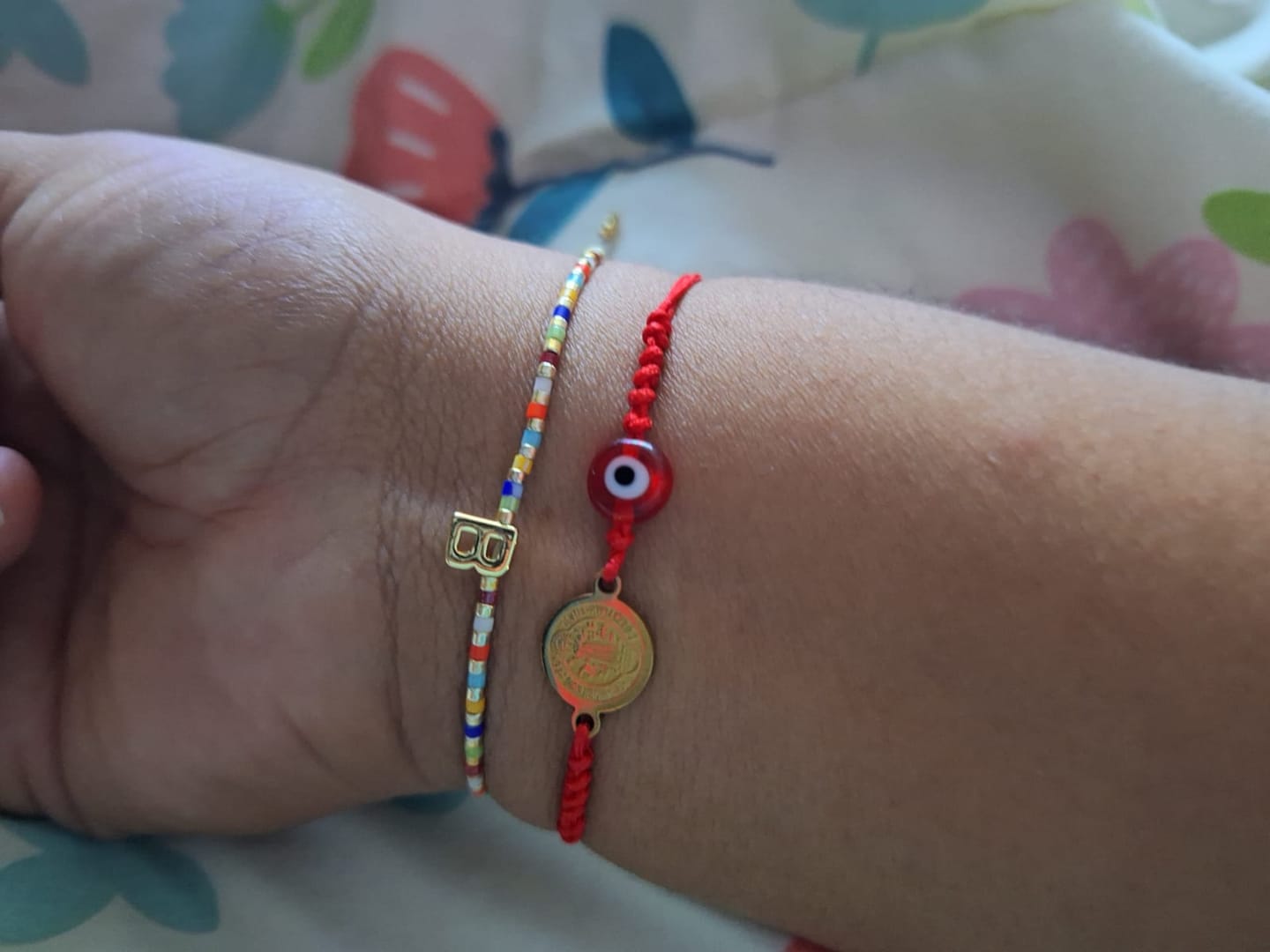 Customer photo review of Pulsera Chaquiras Rainbow Con Inicial