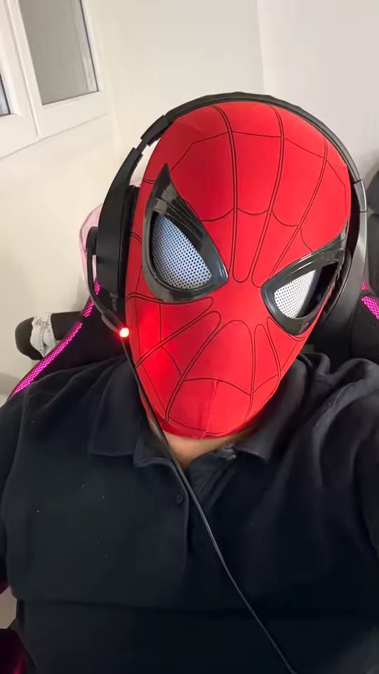 Customer photo review of Máscara Spider-Man Con Ojos Móviles