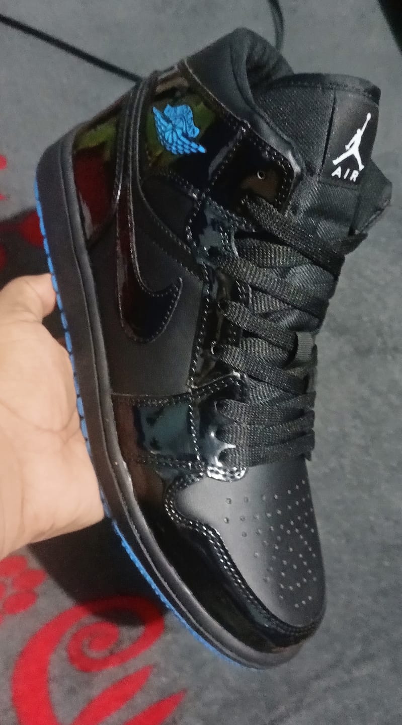 Customer photo review of Tenis Retro 1 Charol Negro Suela Turquesa