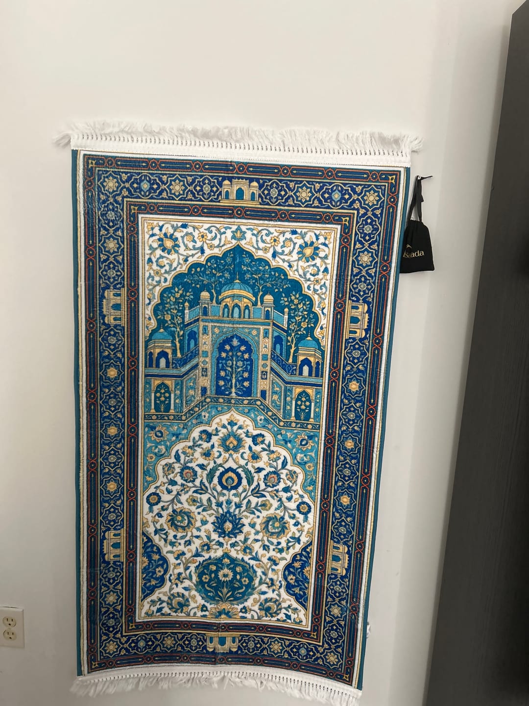 Customer photo review of Verde Mehrab Padded Prayer Mat