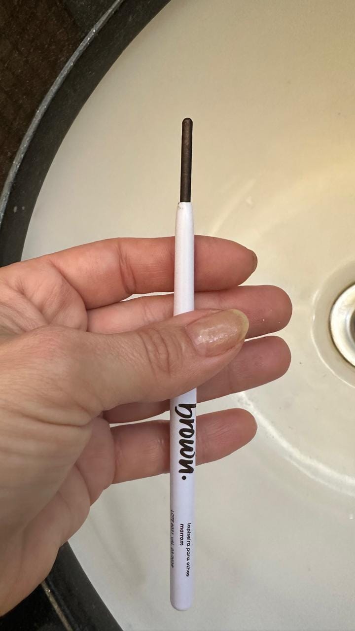 Customer photo review of Lapiseira Para Olhos Brown - Vizzela - Marrom Efeito Metalizado