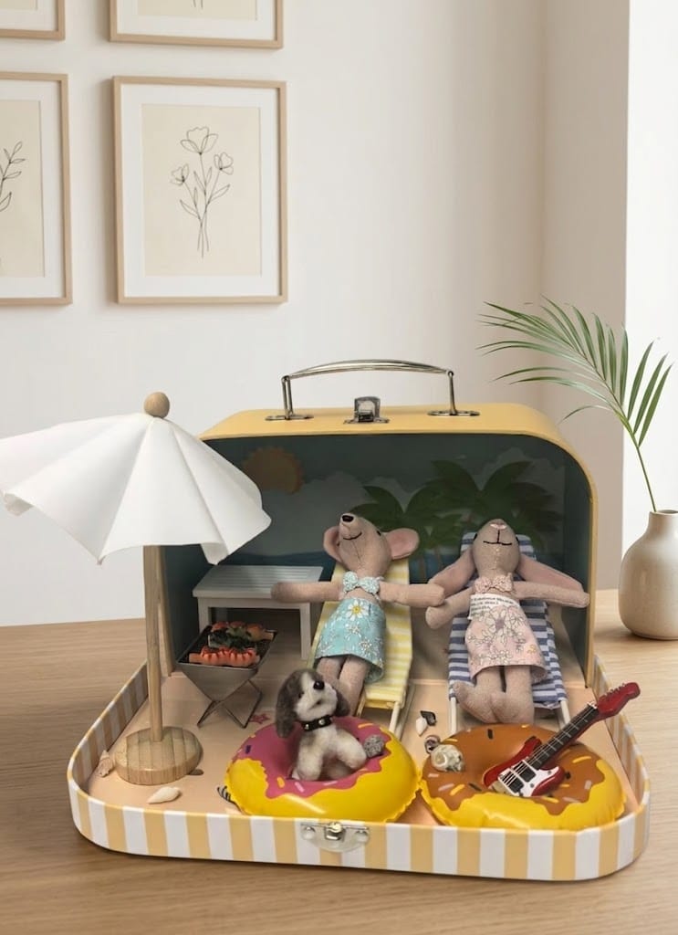 Customer photo review of 1:12 Scale Dollhouse Miniature Room Box - Seashell Message on the Beach