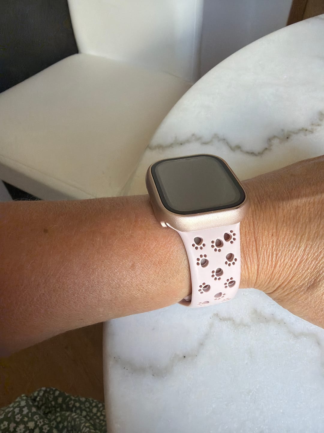 Customer photo review of Apple Watch Silikonband "Pfoten"