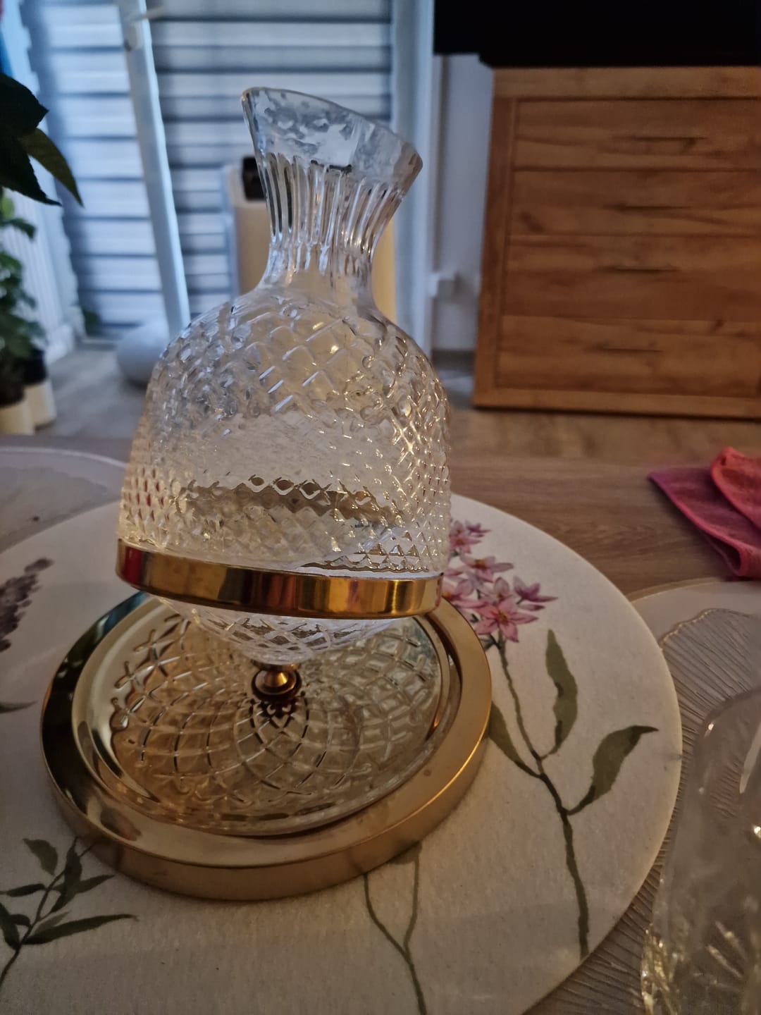 Customer photo review of Kristallglas-Karaffe – 360° Drehbar und Elegant | 1,5 L Wein- und Getränkespender