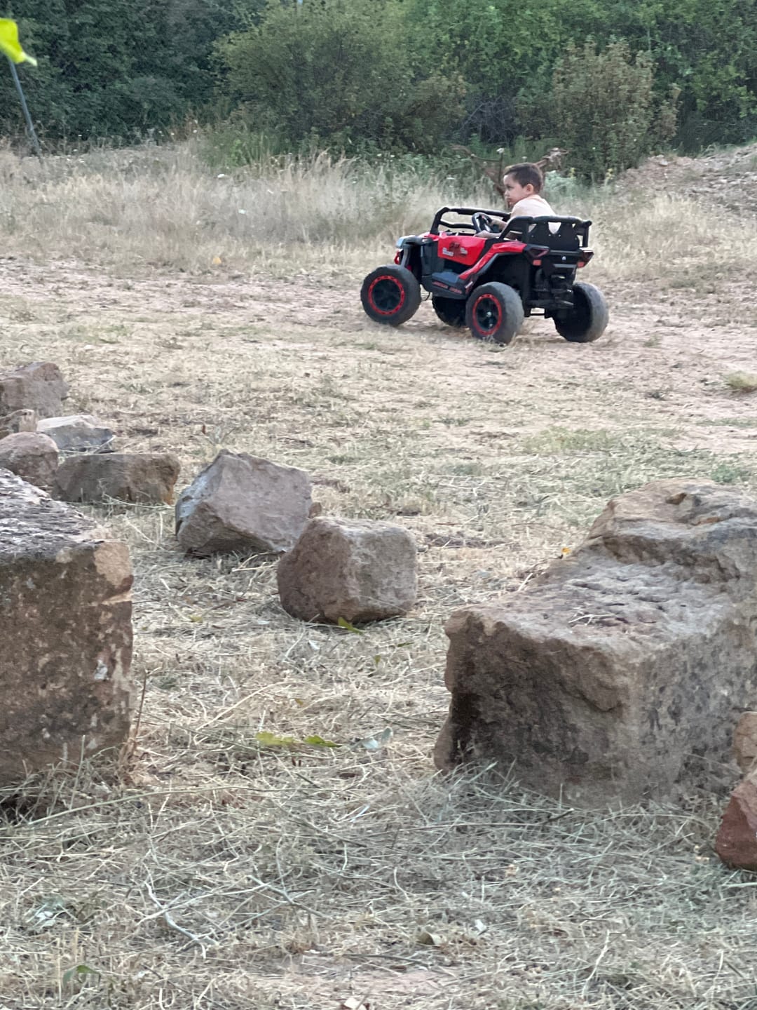 Customer photo review of Carro Elétrico para Criança Buggy Speed Vermelho 4x4 12v c/ RODAS DE BORRACHA & ASSENTO EM PELE