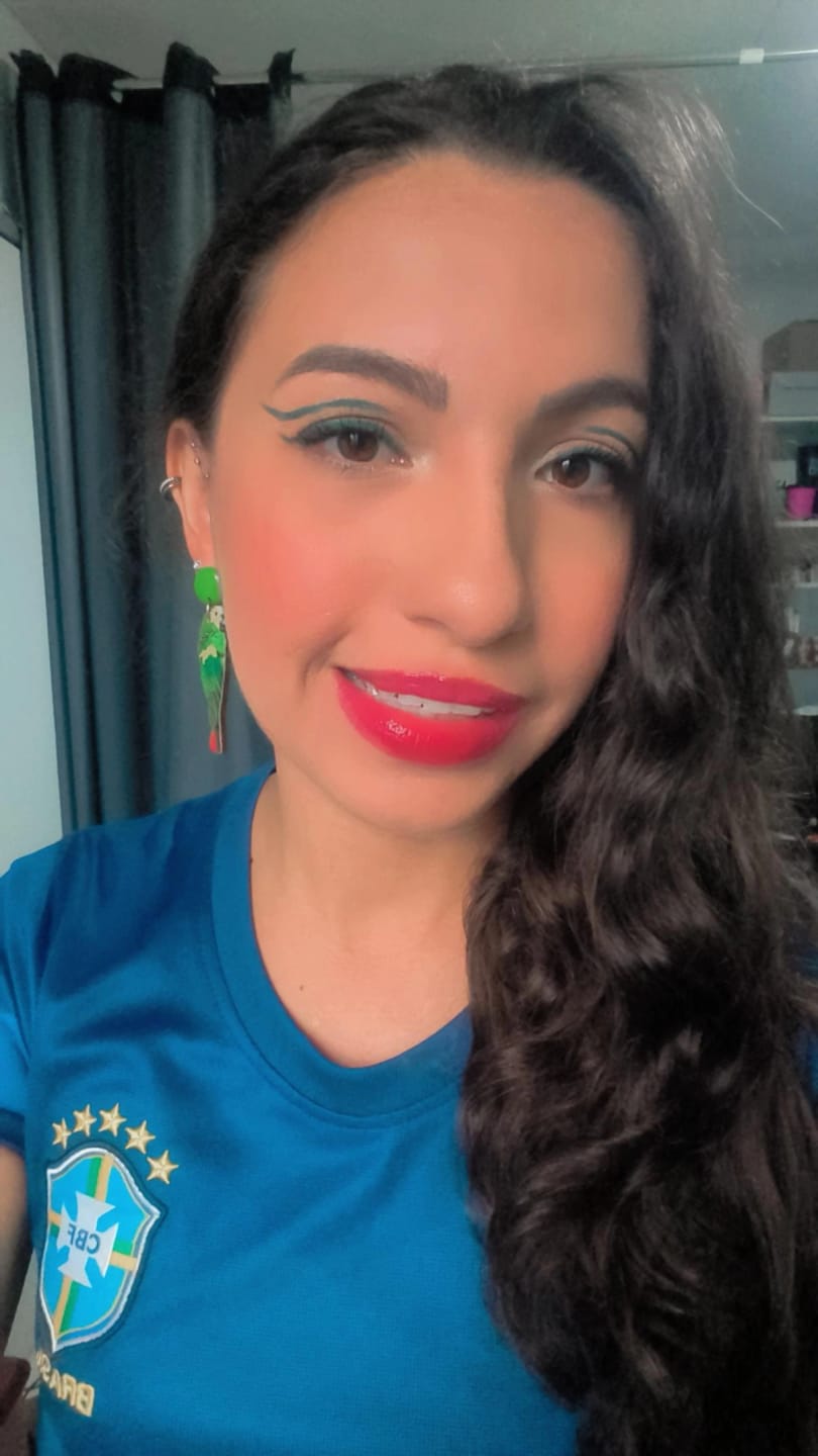 Customer photo review of Lapiseira Para Olhos Olive Green - Vizzela - Verde Oliva Efeito Metalizado