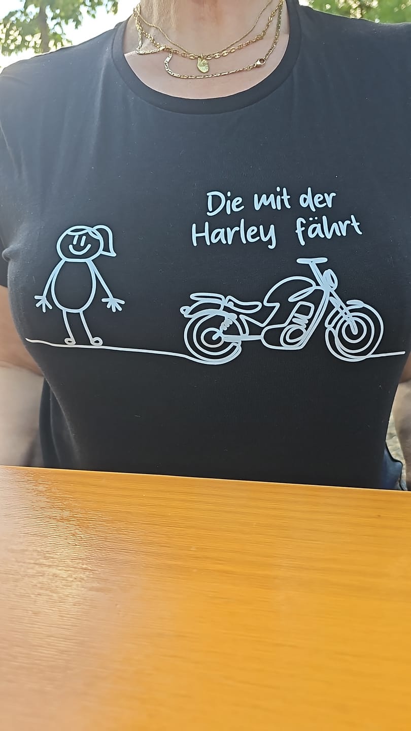 Customer photo review of Die mit der (dein Bike) fährt personalisierbar - Damen Shirt