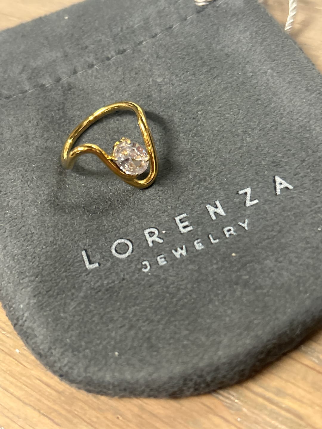 Customer photo review of Anillo Curveado Con Zirconia Ovalada