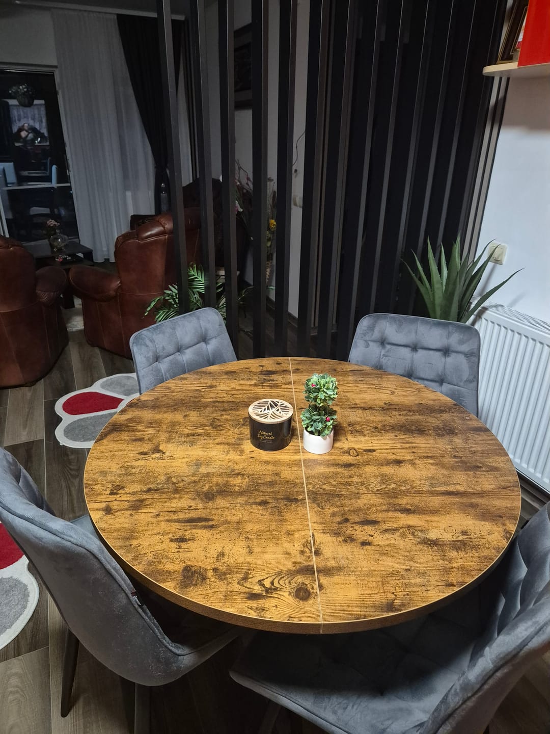 Customer photo review of Masa extensibila pentru sufragerie GASTON, nuc/negru, 100/135x100x75 cm