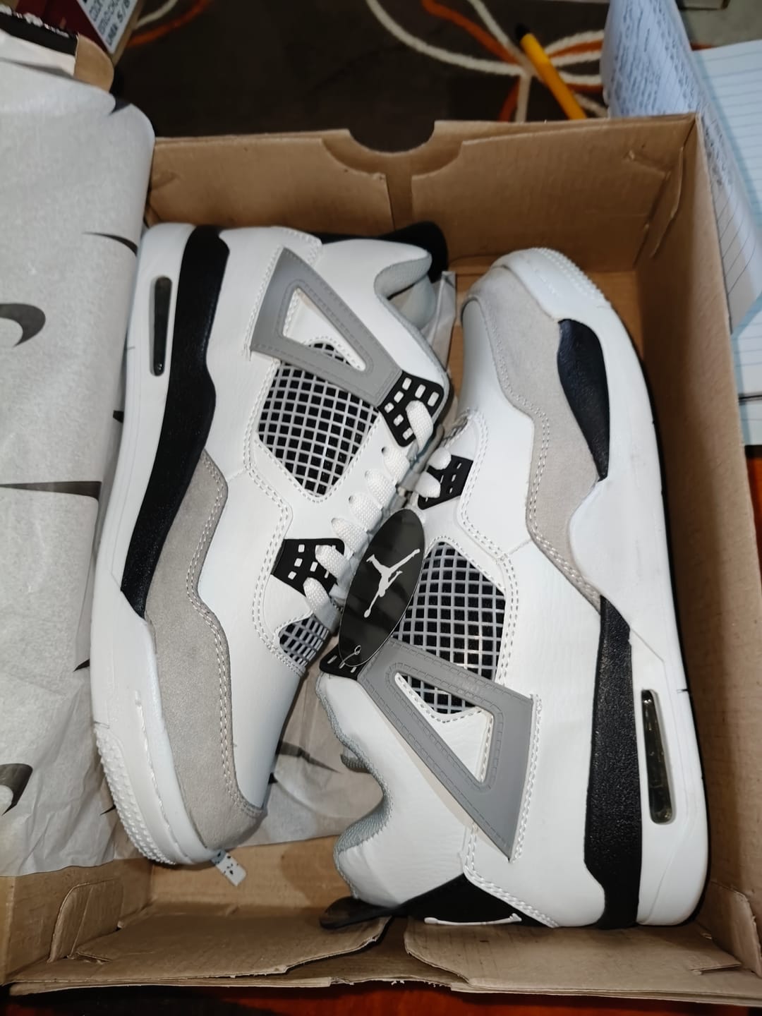 Customer photo review of Tenis Retro 4 Blanco Gris Negro