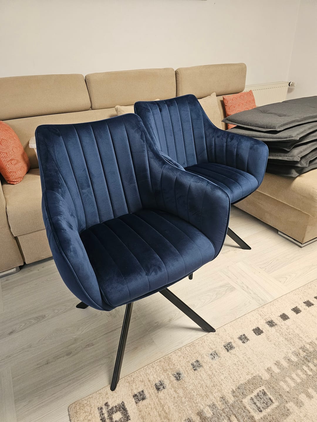 Customer photo review of Scaun living rotativ AZALIA, albastru/negru, stofa catifelata/metal, 61x44x86 cm
