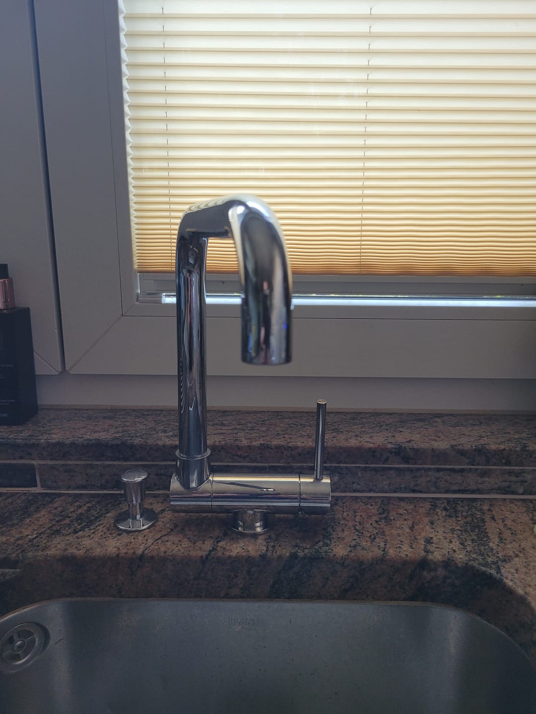 Customer photo review of NIEDERDRUCK Wasserhahn Vorfenster Küchenarmatur, Umklappbar 4,5 CM, mit 360° schwenkbarem N-Auslauf, Verchromt