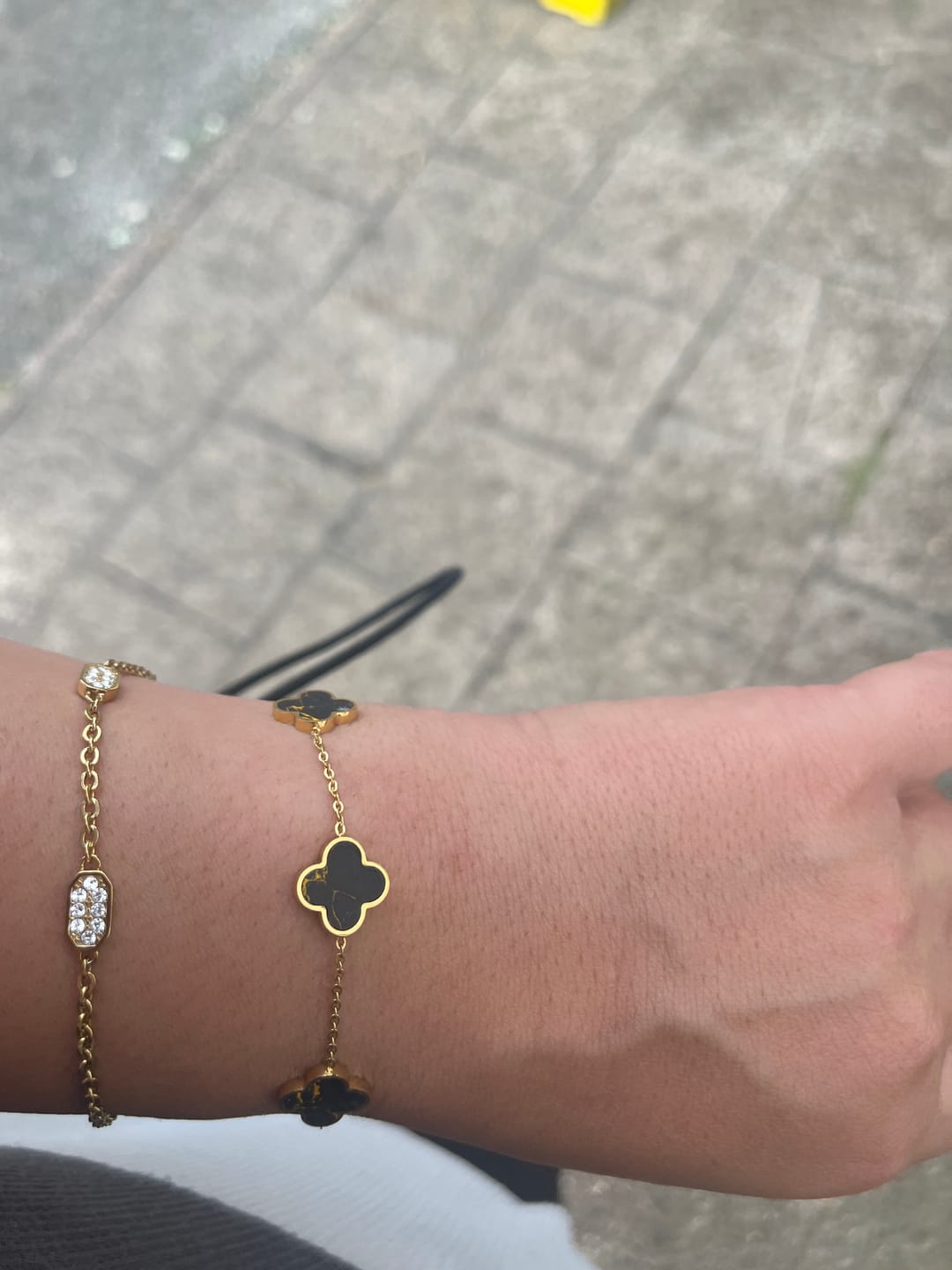 Customer photo review of Black-Gold Clover Armband | 18K vergoldet