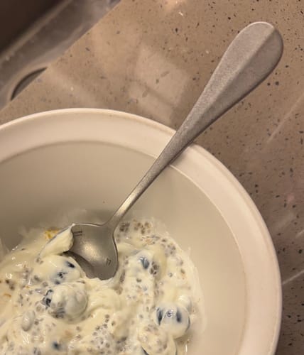 評論者正使用復古的青芳不鏽鋼餐匙享用一碗乳酪早餐。