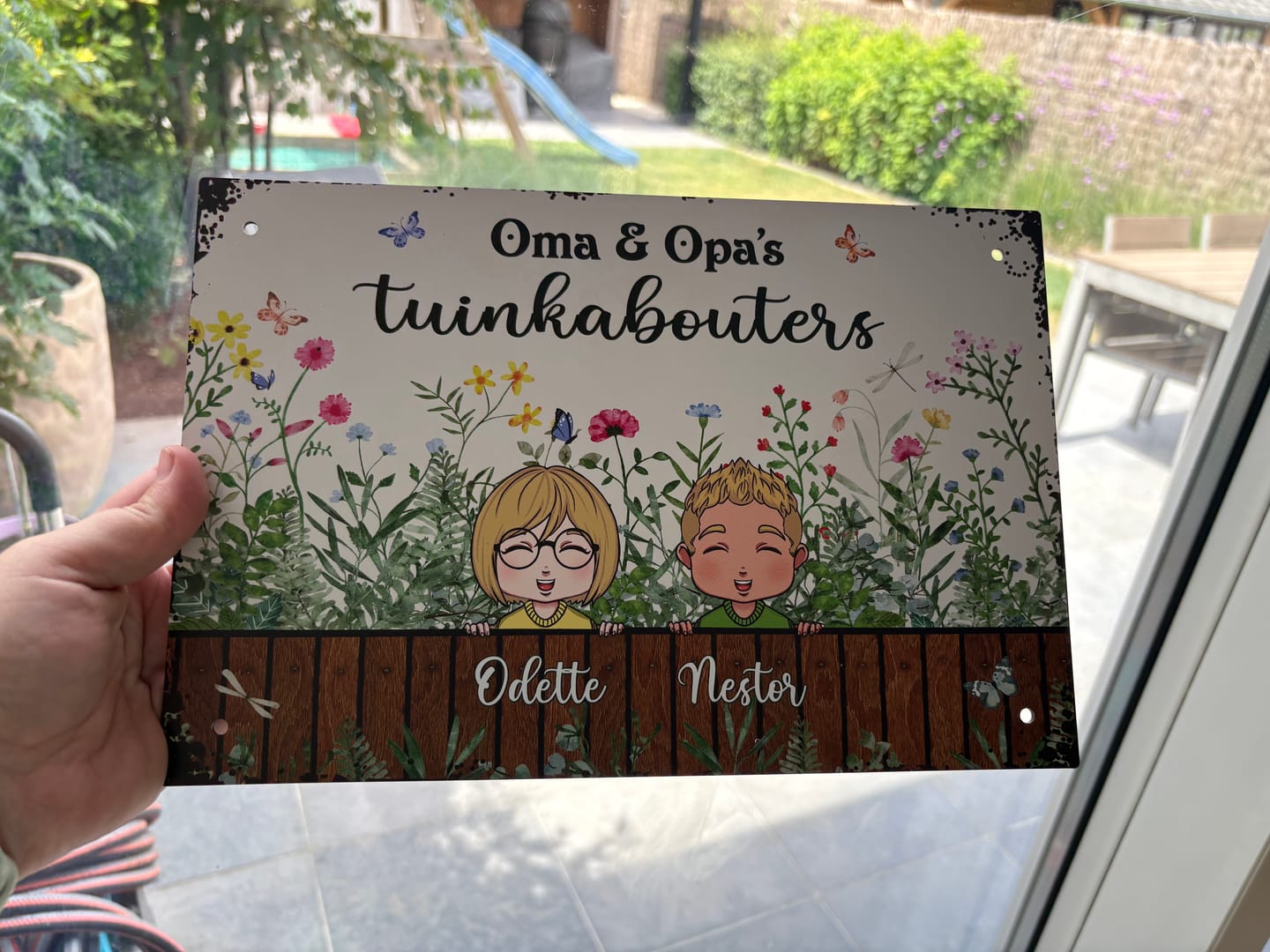 Customer photo review of De tuin van oma & opa - Deurbord met personaliseerbare kinderfiguren en botanisch ontwerp