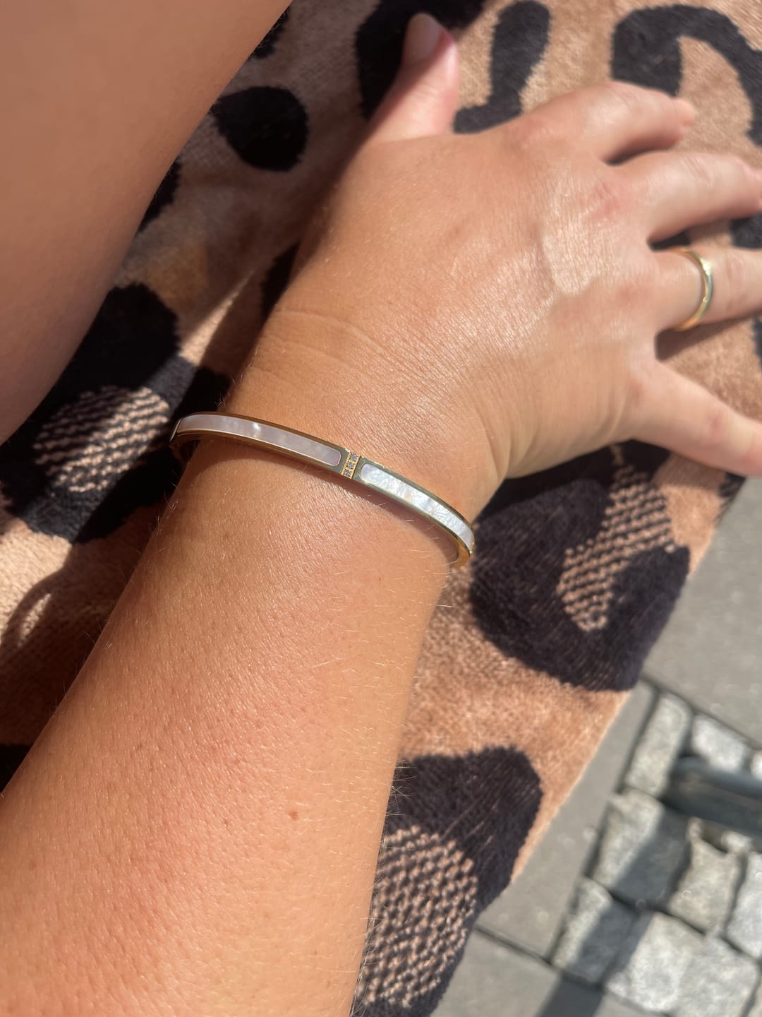 Customer photo review of Perlmutt Glow Armreif | 18K vergoldet
