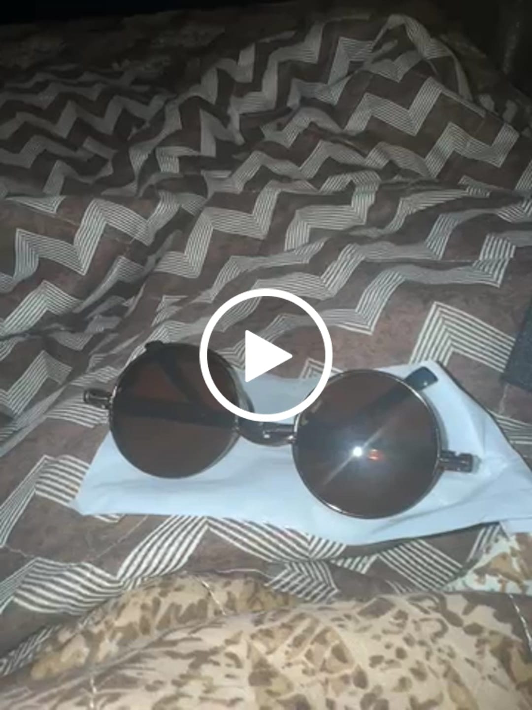 Customer video review of Trendige Vintage-Sonnenbrille für Damen & Herren – Savino