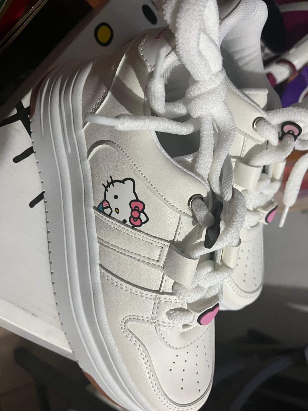 Customer photo review of Tenis Casual de Plataforma Hello Kitty Bow para Mujer Blanco