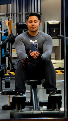 Reviewer at the gym wearing the fitted, grey Batman Compression Longsleeves.
