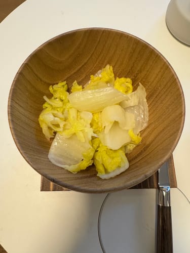 顧客的Moku木製飯碗，碗裡盛著蔬菜，清晰地展示了漂亮的木紋。