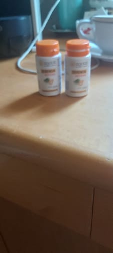 Cliente mostra due flaconi di Serenoa Repens su un tavolo.