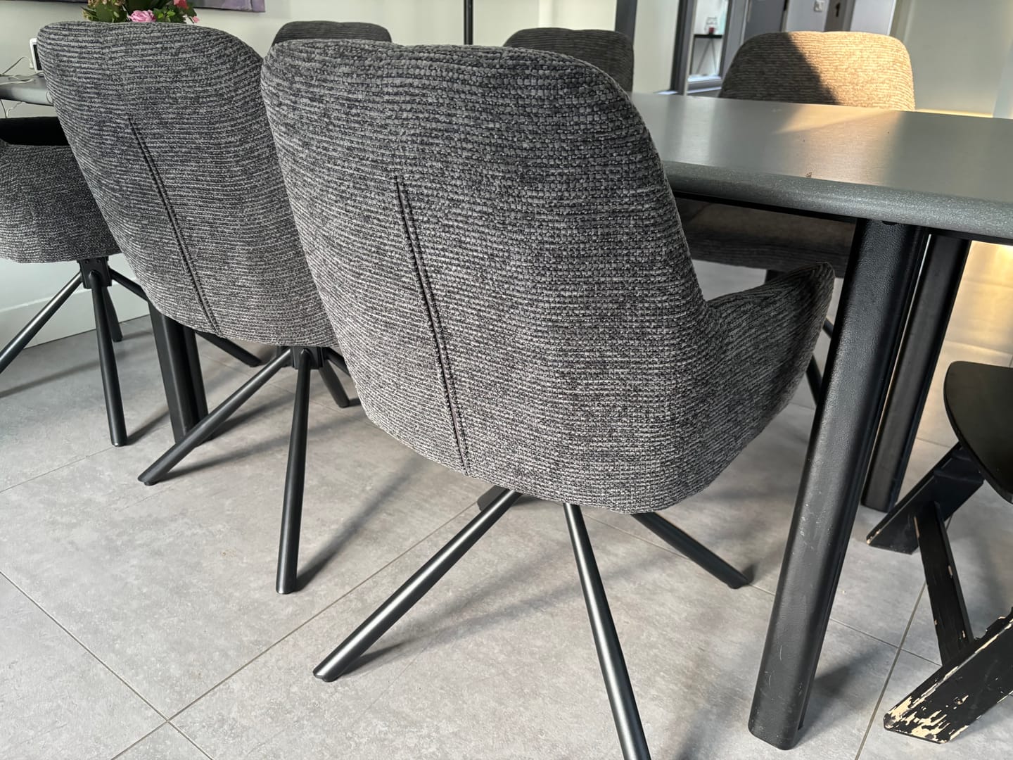 Customer photo review of Florine Draaibare Eetkamerstoel - Antraciet met zwarte poten