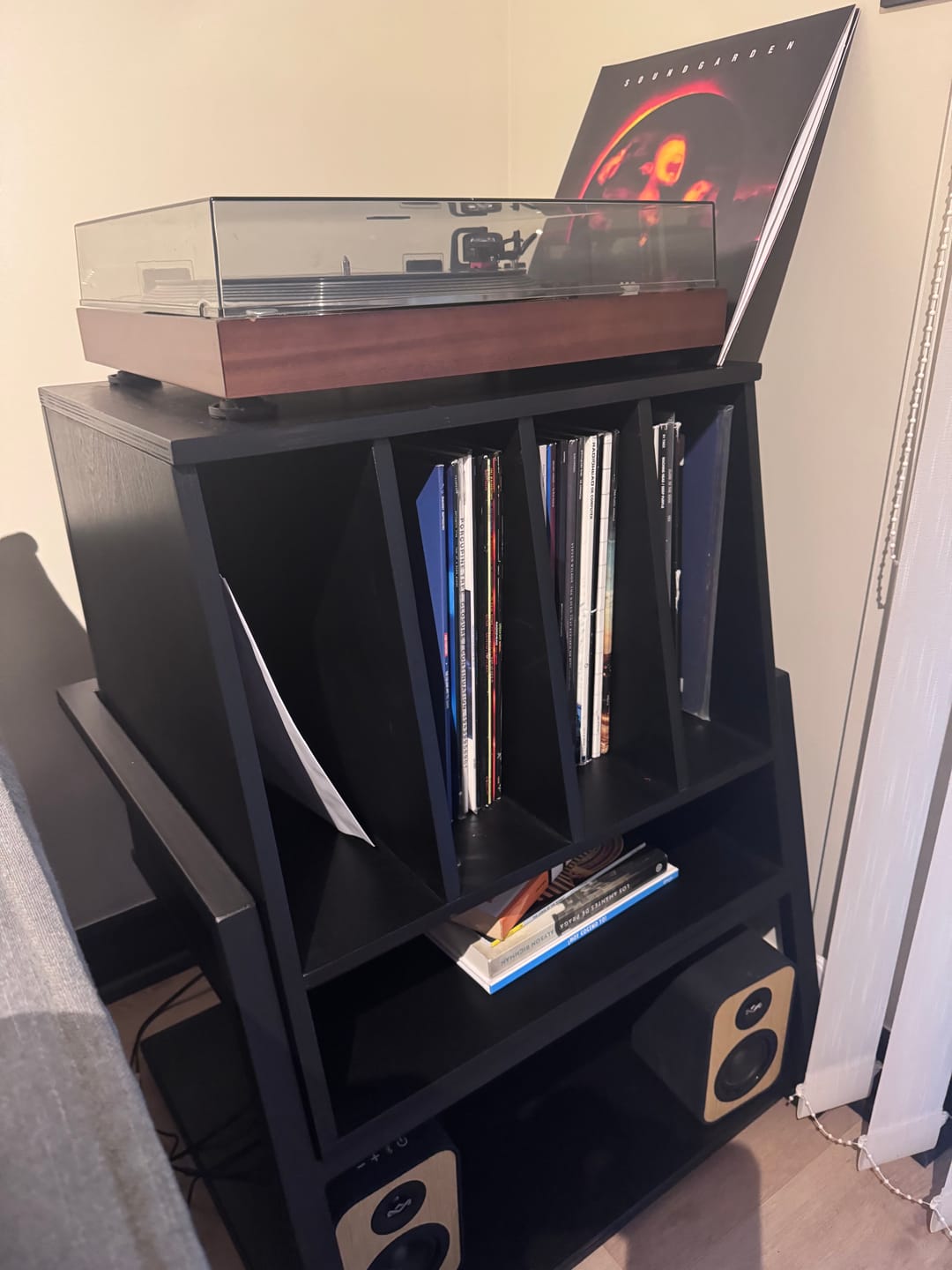 Customer photo review of Mueble Vinilos Aukan 60 BLACK — Kallfu.cl