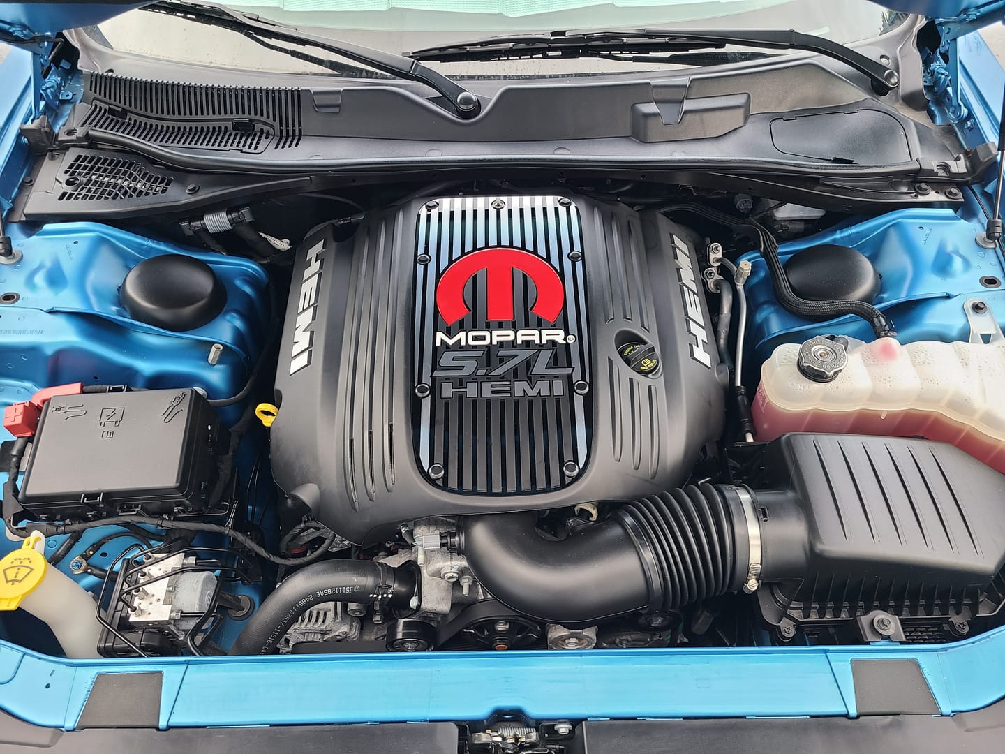 Customer photo review of Mopar 5.7L Engine Cover Insert