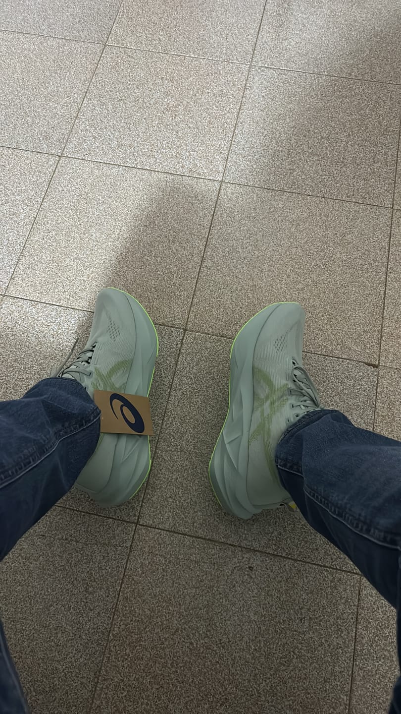 Customer photo review of Asics Novablast 5 Hombre Cold Moss Light Orange