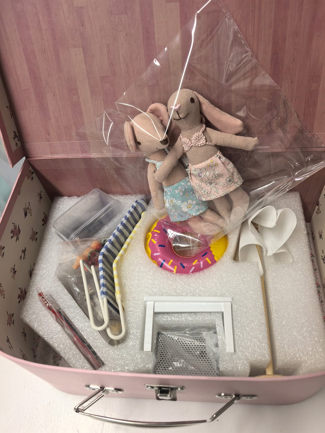 Customer photo review of 1:12 Scale Dollhouse Miniature Room Box - Seashell Message on the Beach