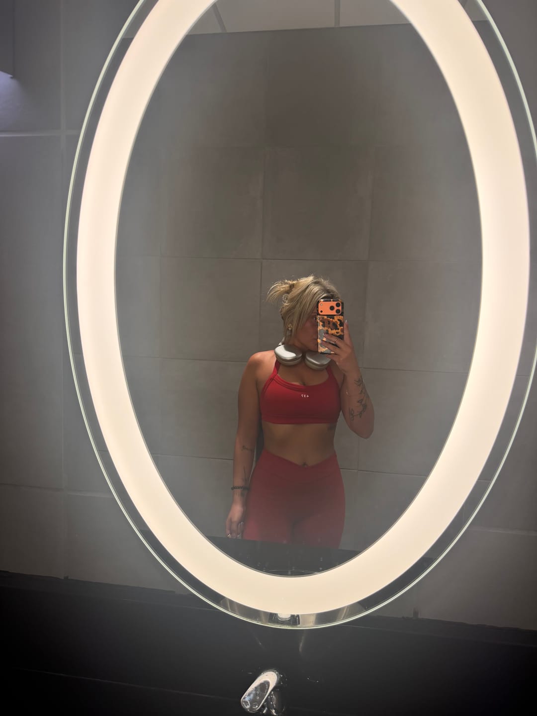 Customer photo review of The V Legging Scarlet