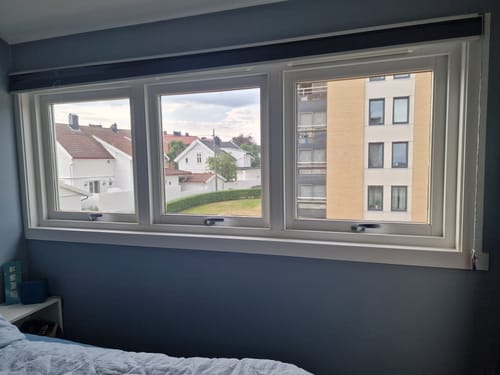 Kunde viser utsikten fra et soveromsvindu med Static Reflektiv vindusfolie montert i dagslys.