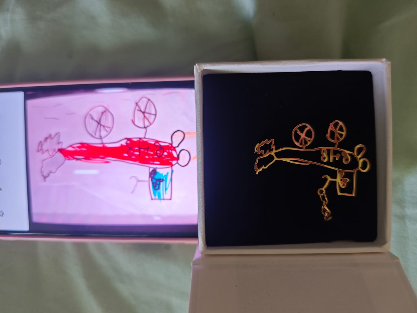 Customer photo review of Dibujo infantil personal como Collar o Colgante en oro