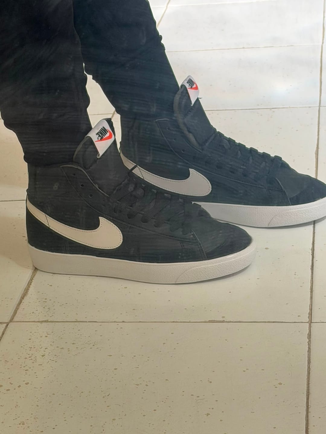 Customer photo review of Tenis Blazer Bota Negro Blanco