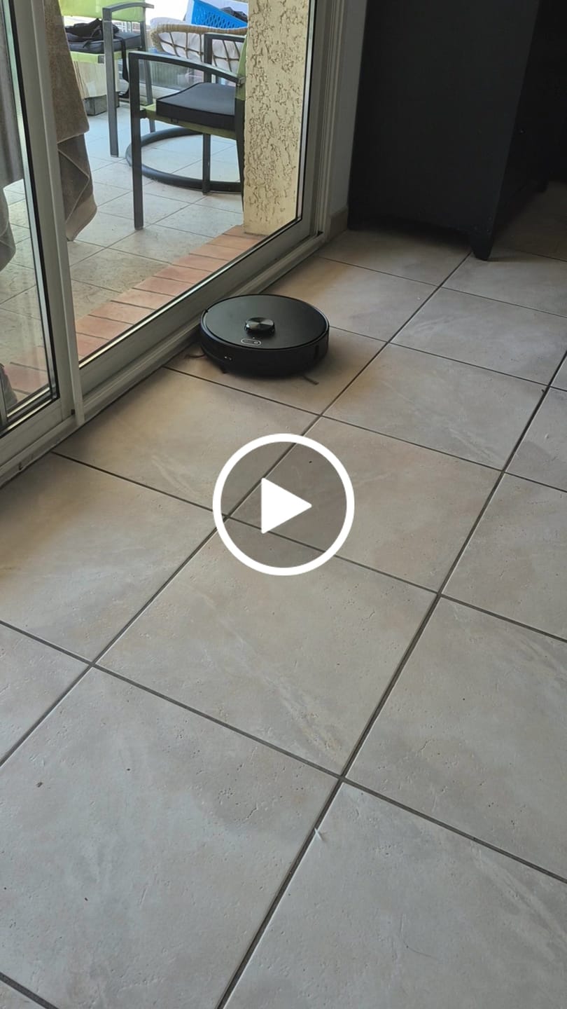 Customer video review of Robot aspirateur V8 Pro – Nettoyage automatique avec fonction serpillère, navigation intelligente et contrôle via application pour une propreté sans effort