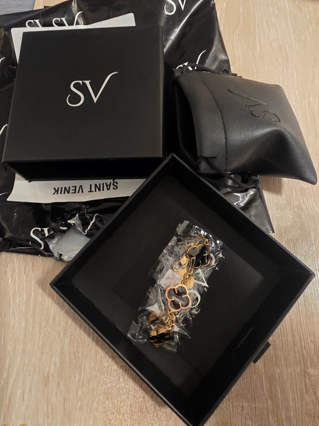 Customer photo review of Pulsera Black Clover Oro