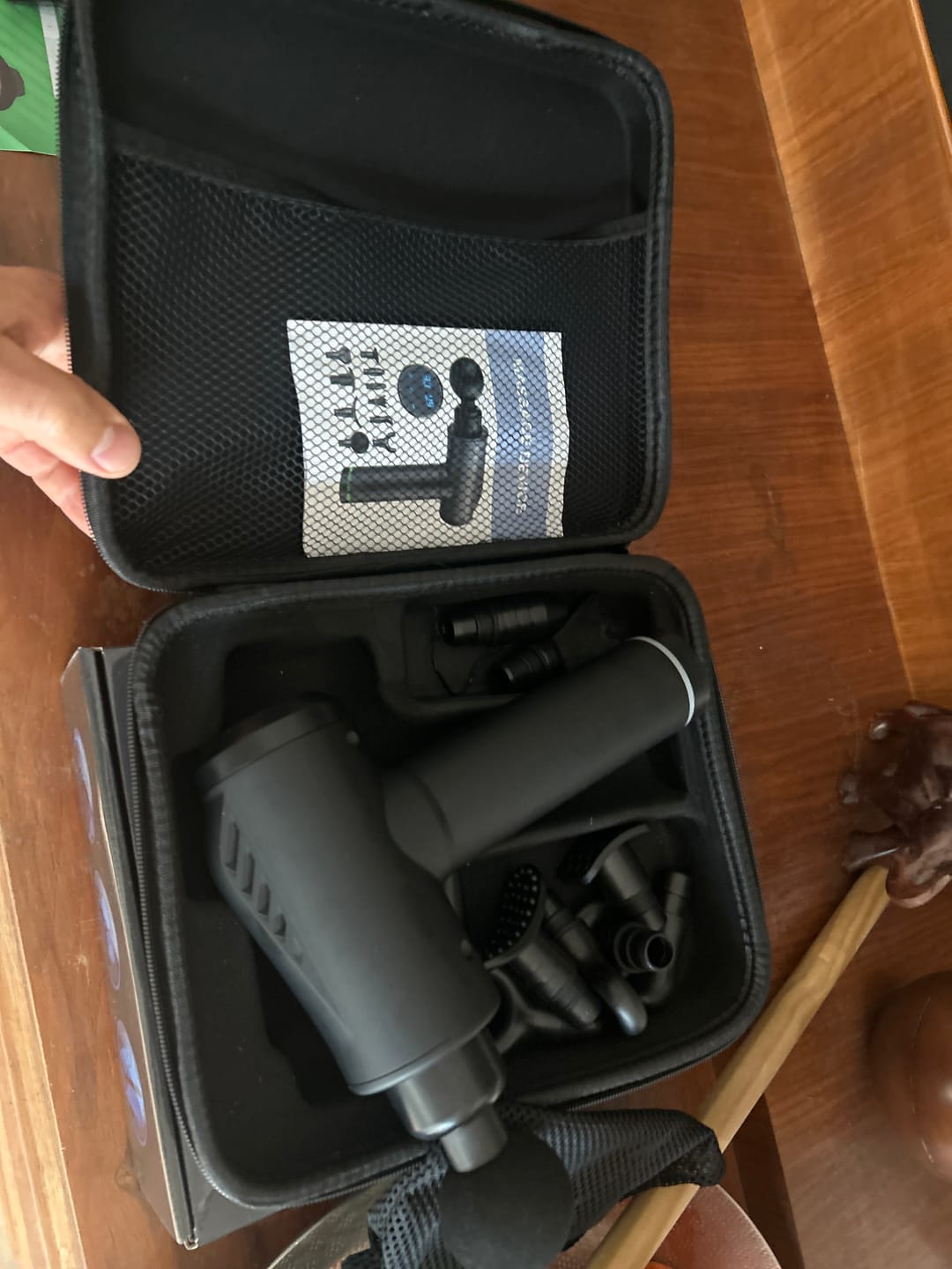 Customer photo review of Massagepistole mit 30 Geschwindigkeiten / Massage Gun für tiefe Muskelmassage mit bis zu 3600 Impulsen/min / 10 Aufsätze für Nacken, Rücken & Körper / Mit LCD-Touchscreen