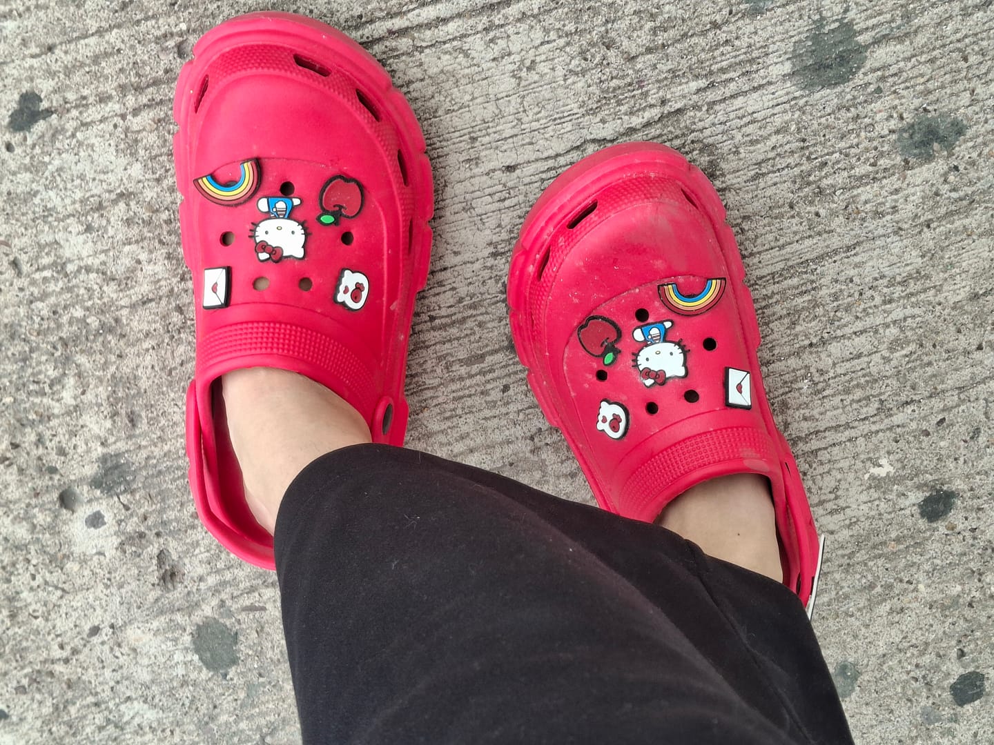 Customer photo review of Sandalia Casual de Plataforma Hello Kitty para Mujer Rojo